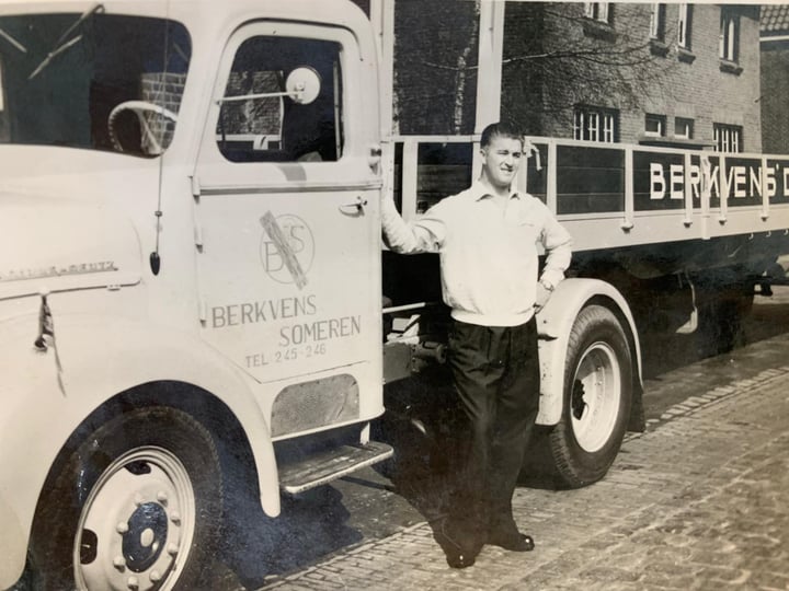 Terugblik 1960: chauffeur Bert met Berkvens vrachtwagen
